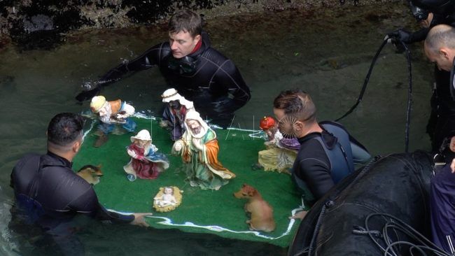 Los Zapadores colocan un Belén bajo las aguas del Foso de Ceuta