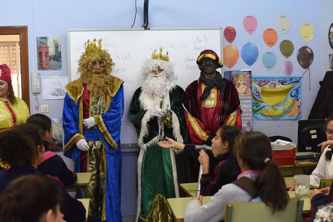 Los Reyes Magos visitan el colegio Rosalía de Castro