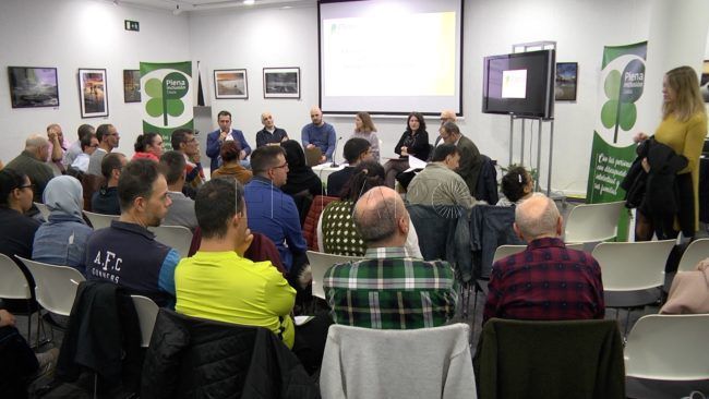 Debate sobre discapacidad entre políticos y usuarios de Plena Inclusión