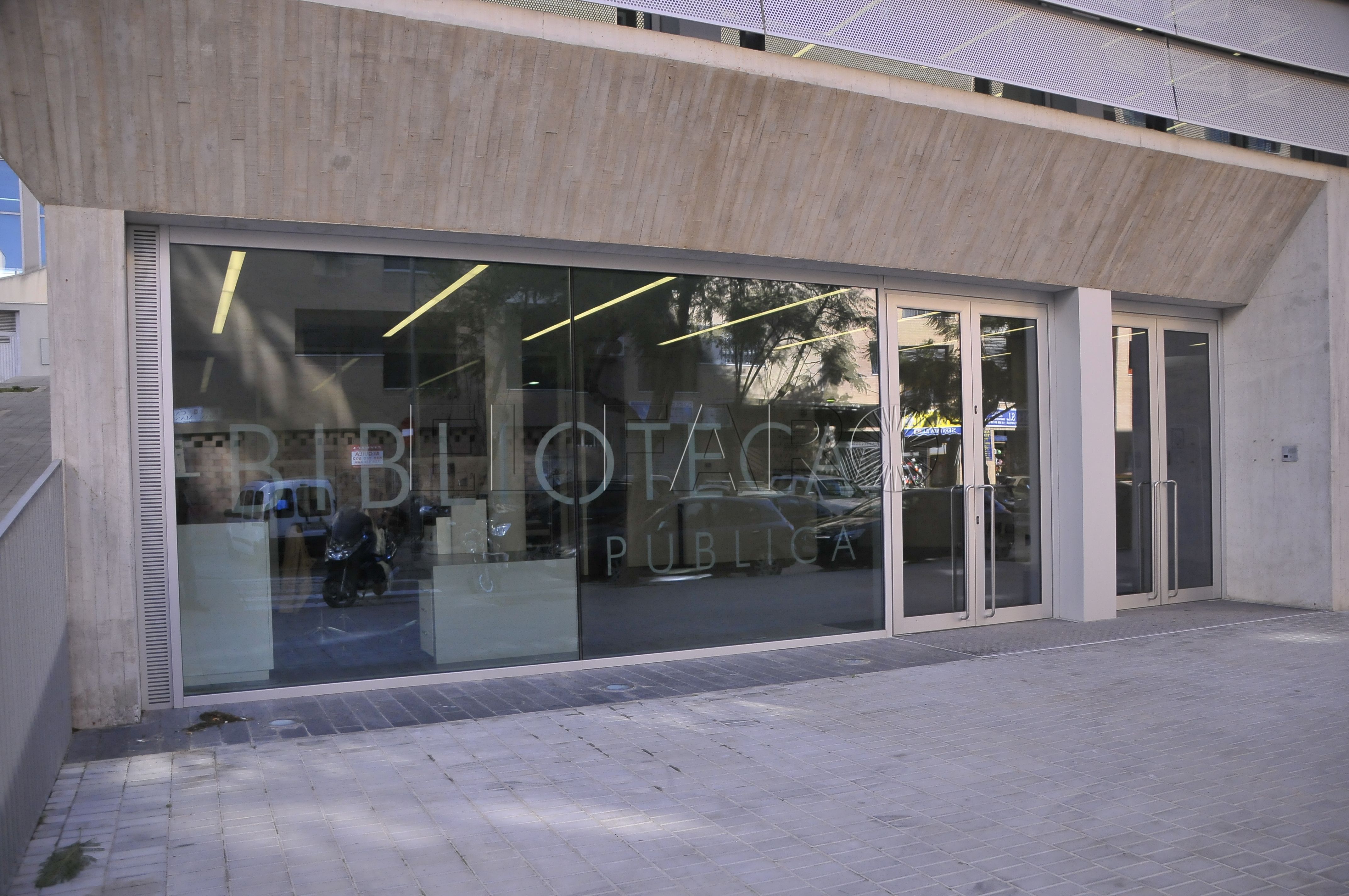 PUERTA-DE-LA-BIBLIOTECA