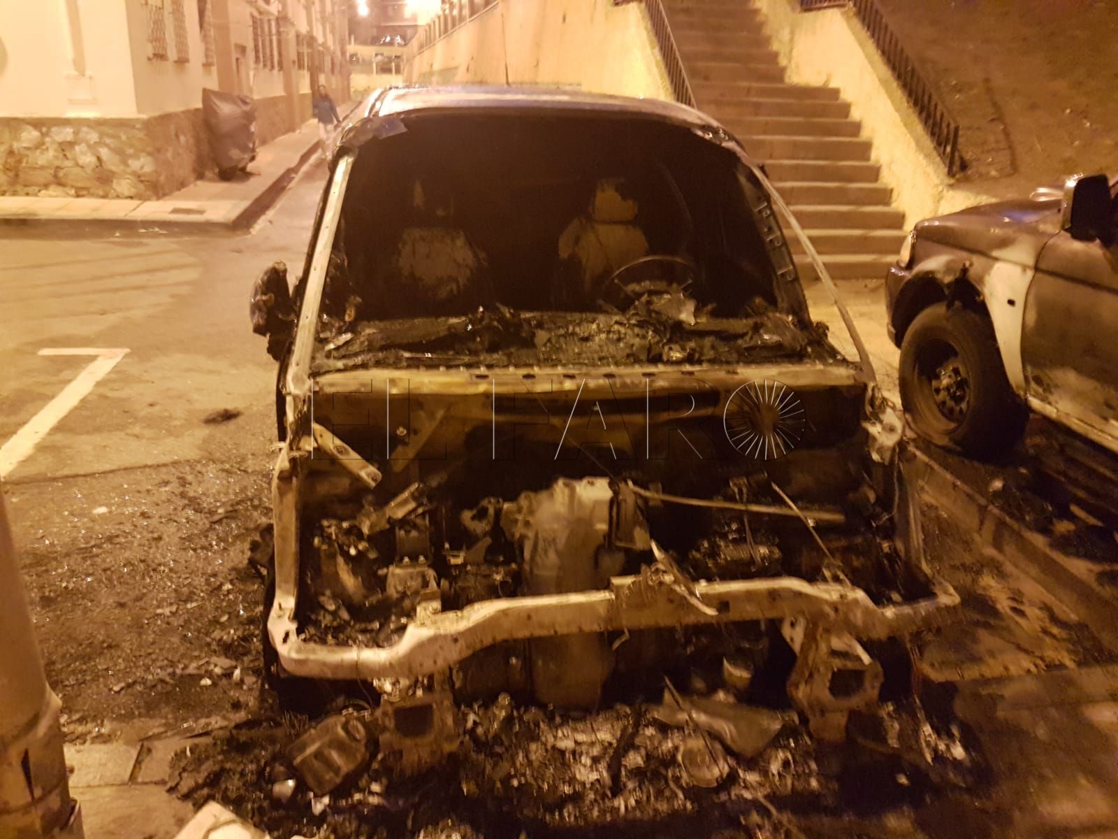 Bomberos sofoca las llamas en dos coches que quedan calcinados en la barriada Valiño