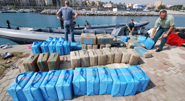 La Armada entrega a la Guardia Civil casi media tonelada de hachís hallada en el mar