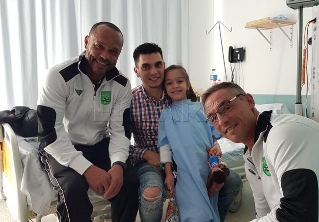 La FFCE reparte regalos a los ‘peques’ de la planta de Pediatría del Hospital Universitario