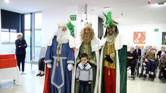 Los Reyes Magos hacen una visita especial a los más mayores