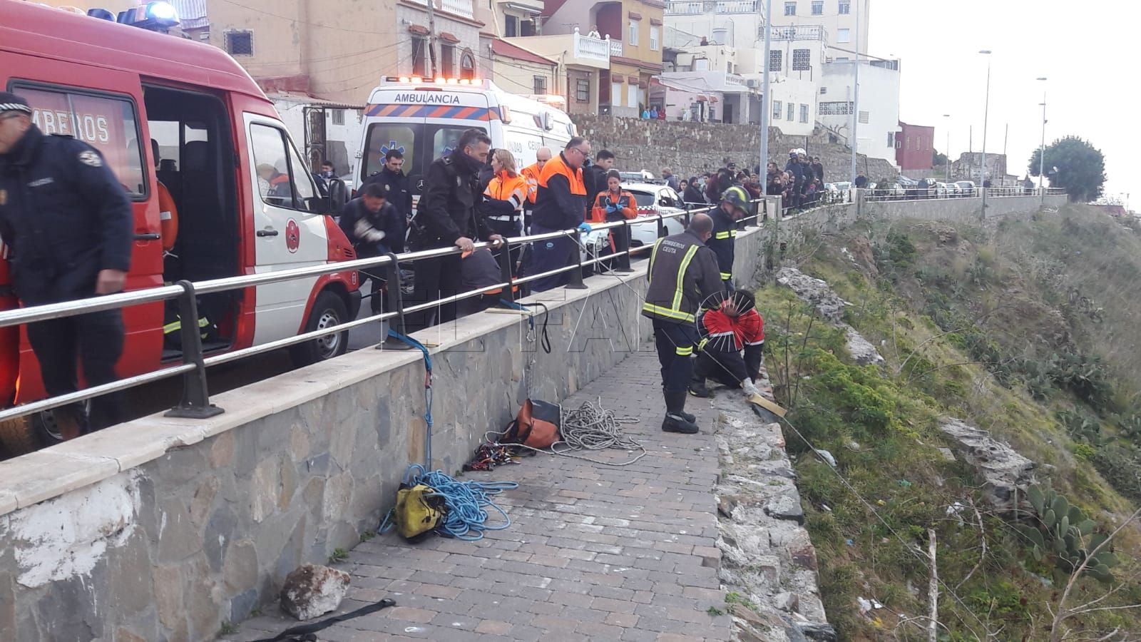 Bomberos rescata a una persona tras caerse por un barranco en el Recinto