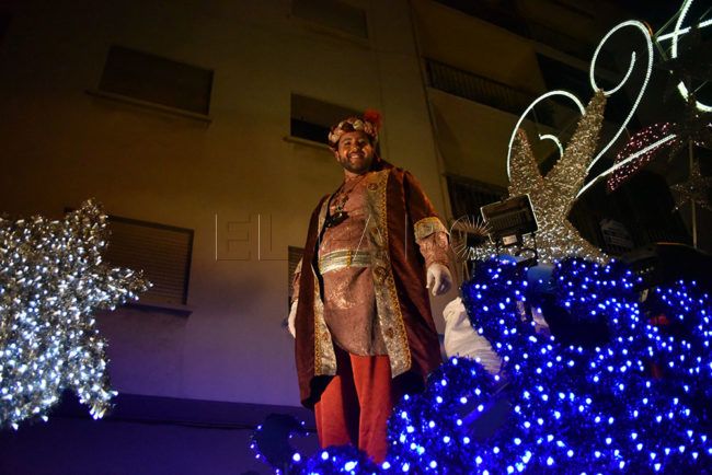 La luz y el color se rinden ante la majestuosidad de la Cabalgata de Reyes en el centro