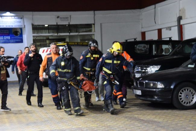 Bomberos realiza un complicado rescate tras precipitarse un hombre desde 15 metros de altura en Hadú