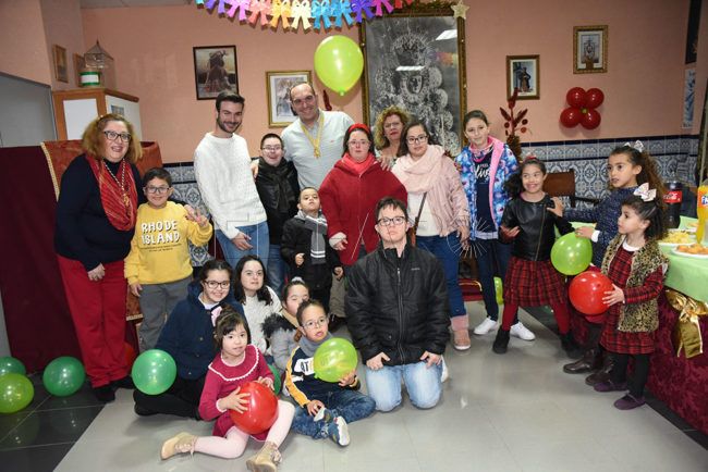 La Hermandad de Nuestra Señora del Rocío y la Asociación Síndrome de Down reciben a los Reyes Magos