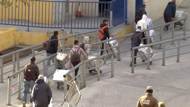 Menos de 100 kilos por bulto, la línea de la dignidad entre Ceuta y Marruecos