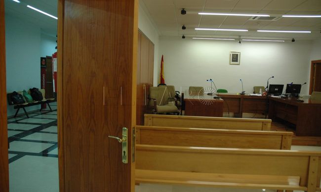 Nueve meses y un día de cárcel por agredir y encerrar a su mujer en el hogar familiar