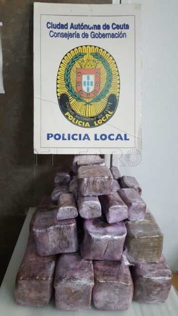 Empotran una moto contra una vivienda cargada con más de 15 kilos de hachís en Ceuta