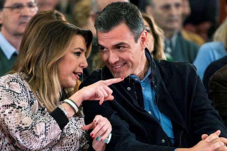 GRAF8245. SEVILLA (ESPAÑA), 16/02/2019.- El presidente del Gobierno y secretario general del PSOE, Pedro Sánchez (d), y la secretaria general de los socialistas andaluces, Susana Díaz (i), participan este sábado en el acto de presentación de la candidatura de Juan Espadas a la Alcaldía de Sevilla para las próximas elecciones municipales. EFE/ Raul Caro