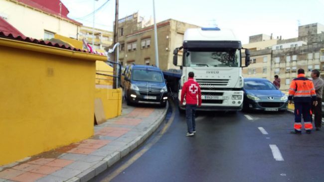 Un camión articulado se queda atorado y colapsa el tráfico en avenida Reyes Católicos