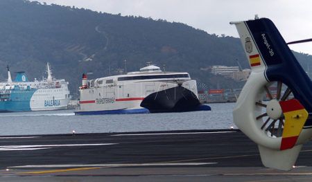 barcos y helicoptero