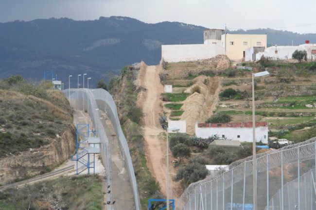 El Faro - Interior empezará a retirar las concertinas en Ceuta y Melilla pero completarlo dependerá del próximo Gobierno