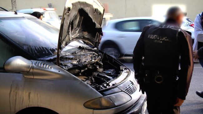 El motor de un coche sale ardiendo mientras circulaba por Padre Feijoo