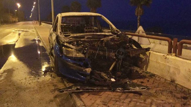 Un coche accidentado a medianoche, arde tres horas después