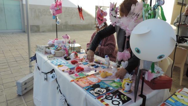 Poca convocatoria de los coleccionistas ceutíes en el Mercado Artesanal