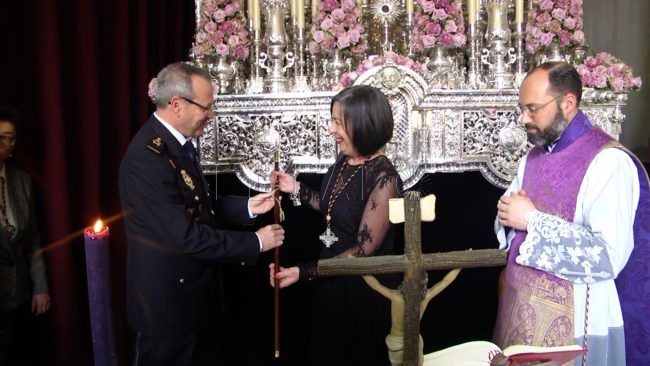 Semana Santa 2019 | El bastón de mando de la Policía Nacional ya está en manos de la Virgen de la Amargura