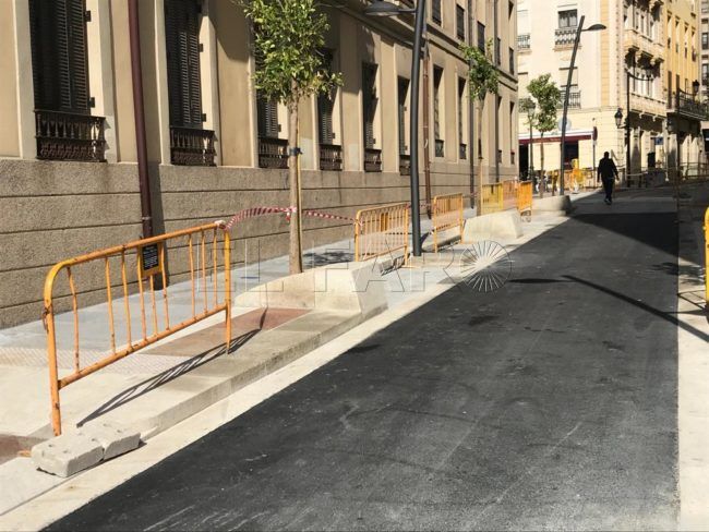 La Ciudad coloca vallas en calle Jáudenes para evitar más caídas mientras siguen los trabajos