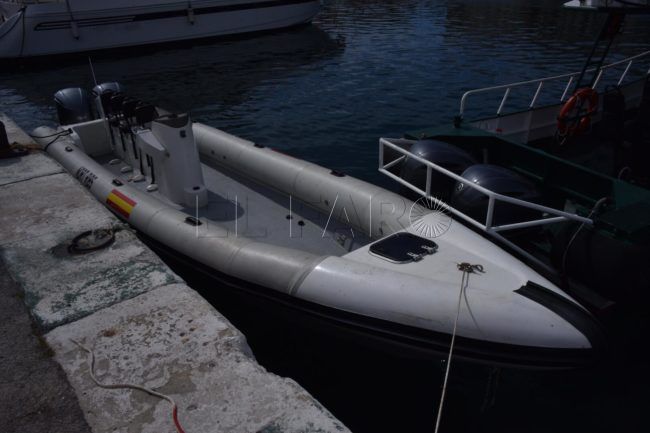 Varios individuos escapan tras embarrancar una planeadora en una playa de Ceuta