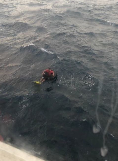 Así intentaba llegar un inmigrante de Ceuta a Algeciras: sobre un flotador