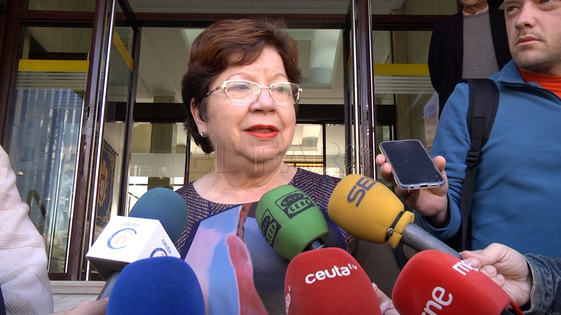 La delegada insiste en el compromiso del Gobierno de quitar las concertinas a pesar del refuerzo en Marruecos