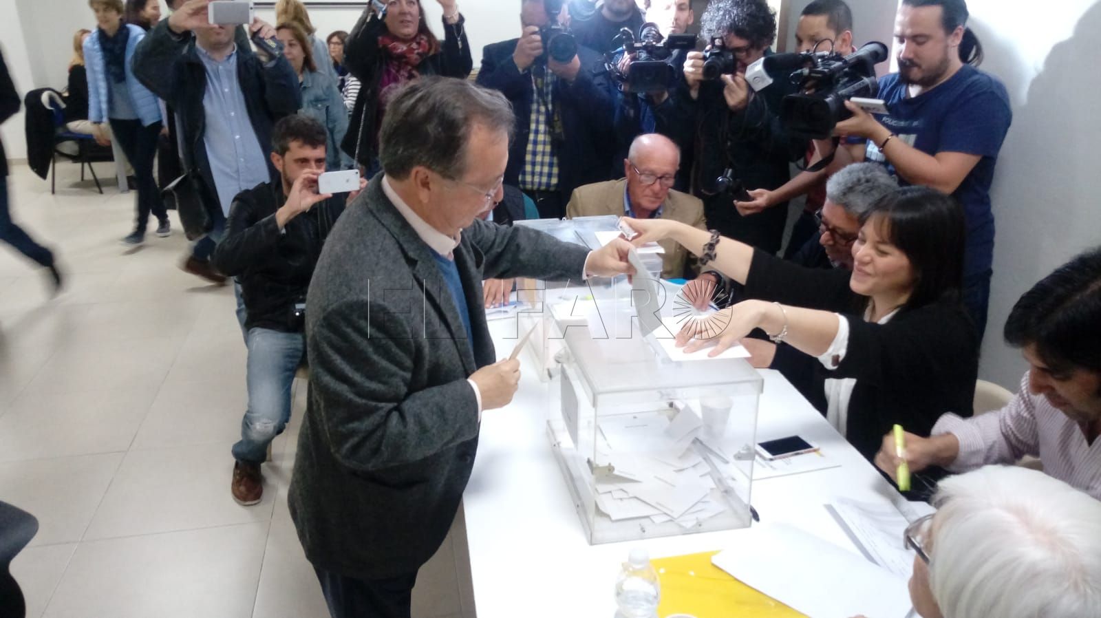 Vivas ejerce su derecho al voto en unas “elecciones decisivas” para Ceuta