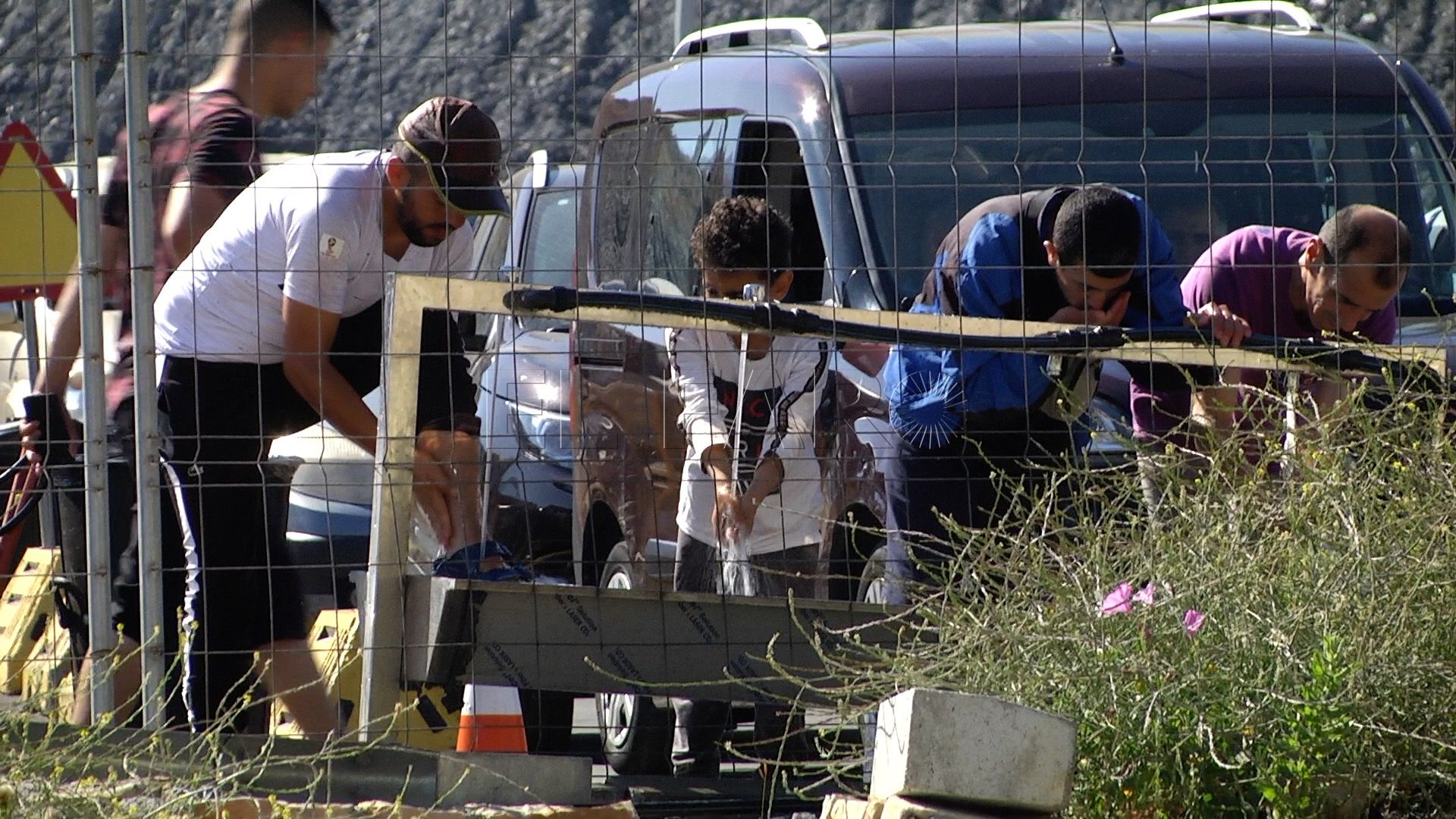 Niños a bordo de vehículos atascados en la frontera durante dos horas y bajo un sol aplastante