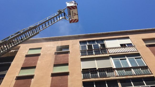 Un incendio originado en el cuarto piso de una vivienda en calle Fernández ha movilizado a los Bomberos, Policía Local y Nacional