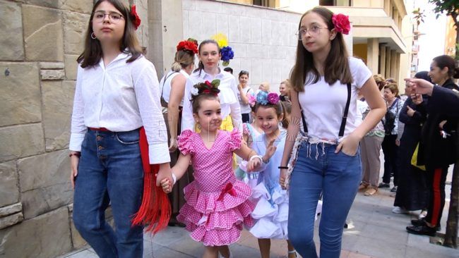 La comunidad educativa de ‘La Inmaculada’ le lleva flores a ‘Los Remedios’