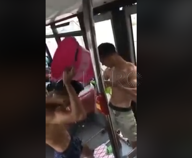 La policía marroquí arresta a dos jóvenes por fingir ducharse en un autobús