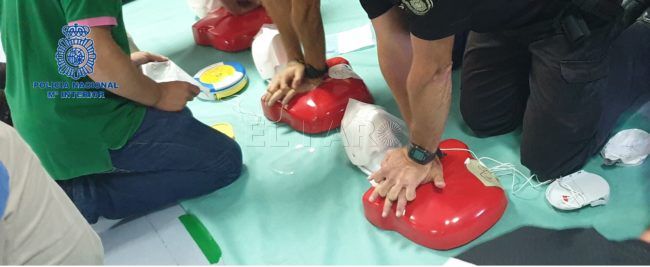 La Policía Nacional imparte a los agentes un curso de reanimación cardiopulmonar y uso de desfibriladores