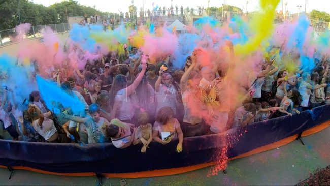 Éxito rotundo del Holi caballa, el festival hindú del amor y los colores