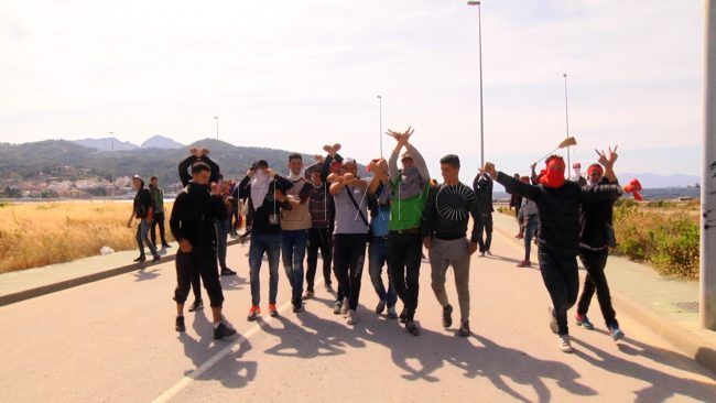 Enfrentamiento a pedradas entre inmigrantes en el puerto de Ceuta