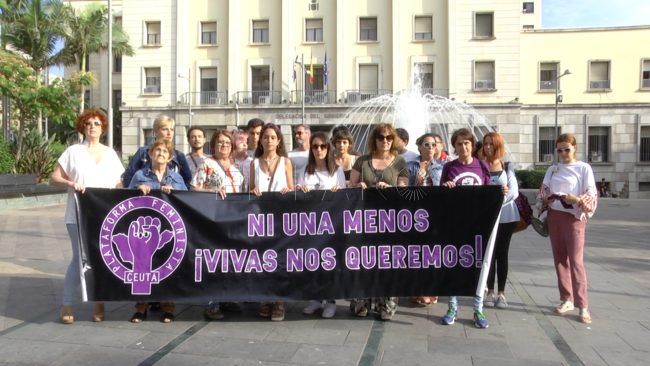 La Plataforma Feminista se concentra tras el último caso de violencia de género en Los Rosales