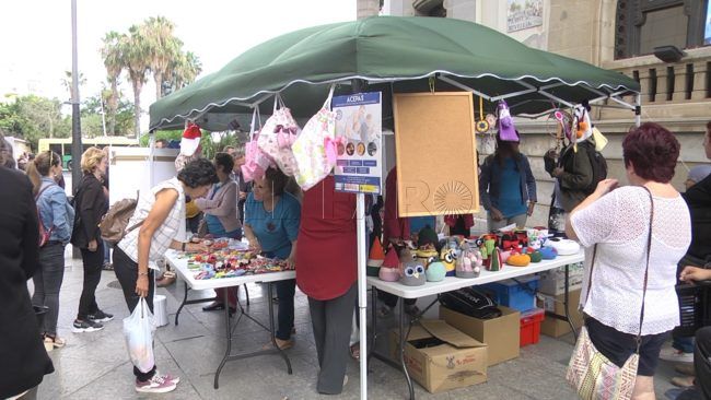 ACEPAS instala una carpa para tejer de solidaridad el Día Nacional de las Lenguas de Signos Españolas