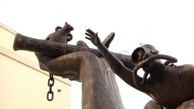 Una escultura junto al mar recuerda a los submarinistas ceutíes
