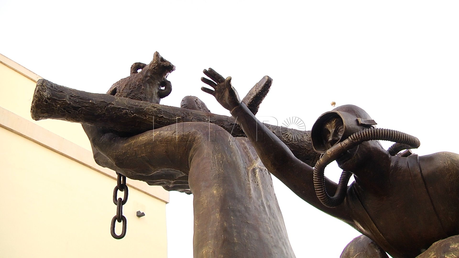Una escultura junto al mar recuerda a los submarinistas ceutíes
