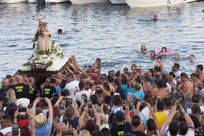 La procesión de la Virgen del Carmen de La Almadraba recuerda a Vanesa Martín