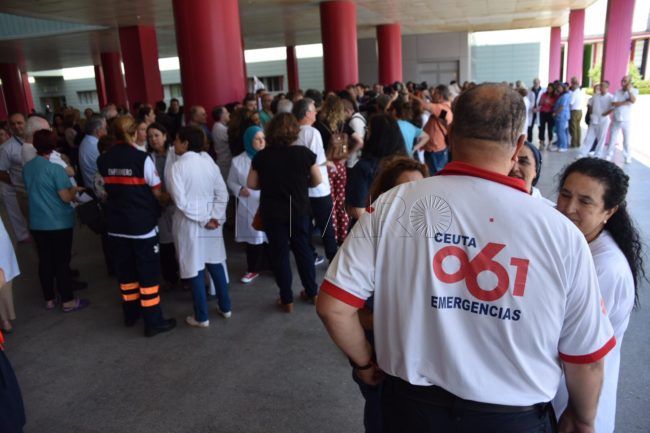 Concentración de condena por el ataque al 061: “La violencia también atenta contra la Sanidad de Ceuta”