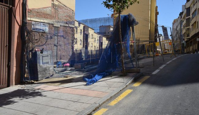 El Faro - Vecinos de Salud Tejero, en riesgo, sin paso peatonal por culpa de una obra