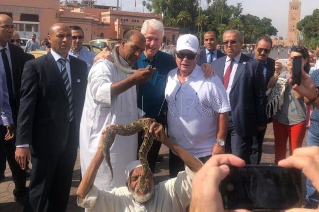 Bill Clinton no se puso al cuello las serpientes del zoco de Marrakech