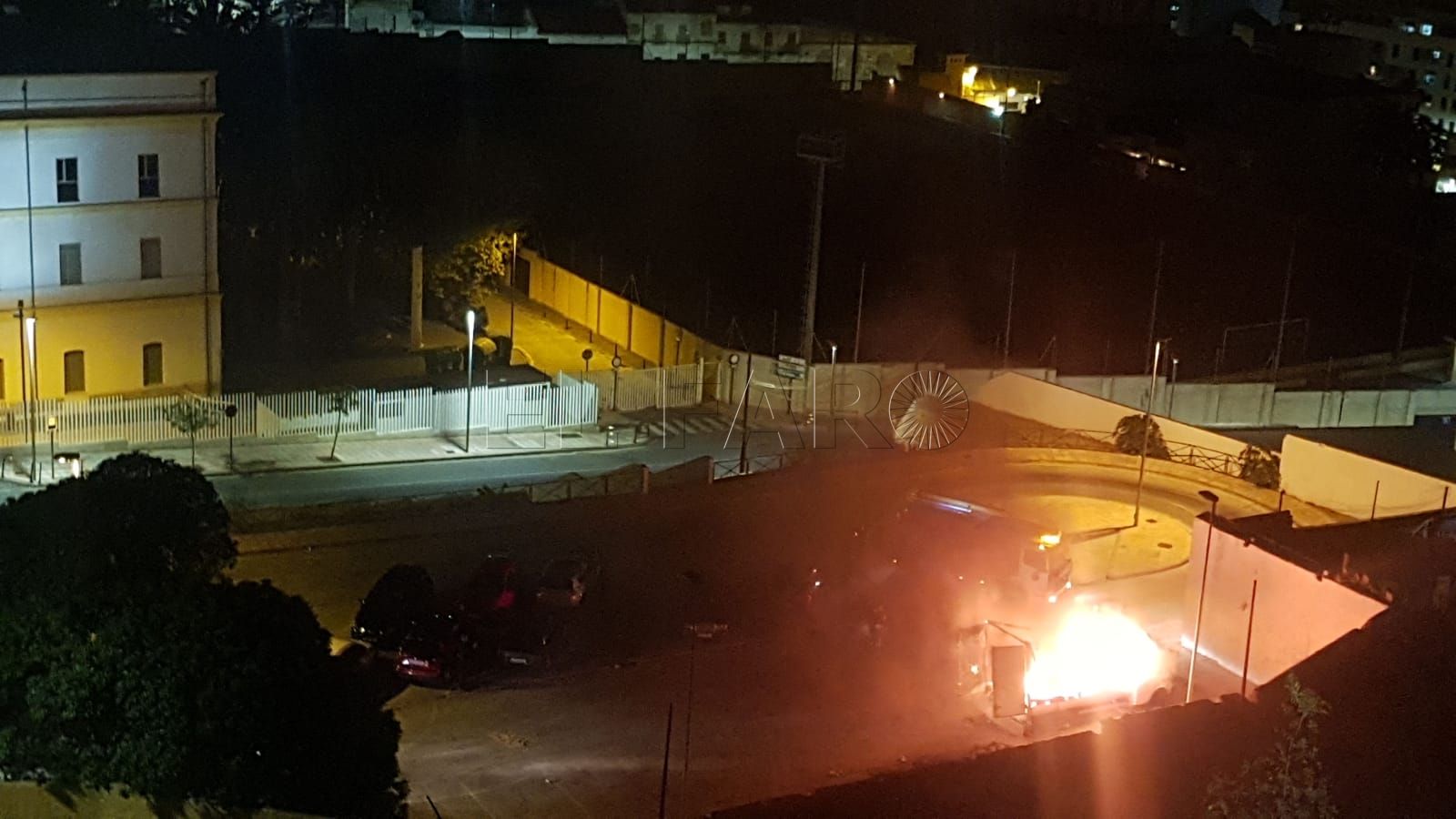 Bomberos interviene en una furgoneta en llamas en el campus