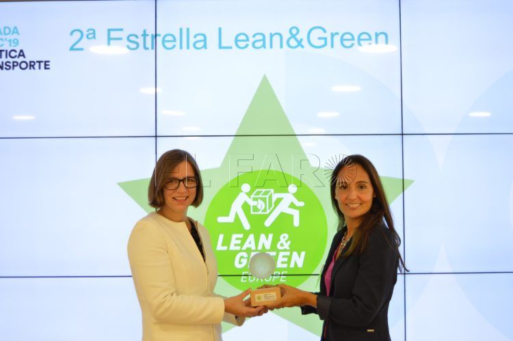 Michaela Reischl (a la izqda), directora de RSC de Lidl en España, recoge la 2ª estrella de la mano de María Tena, responsable de Logística de AECOC