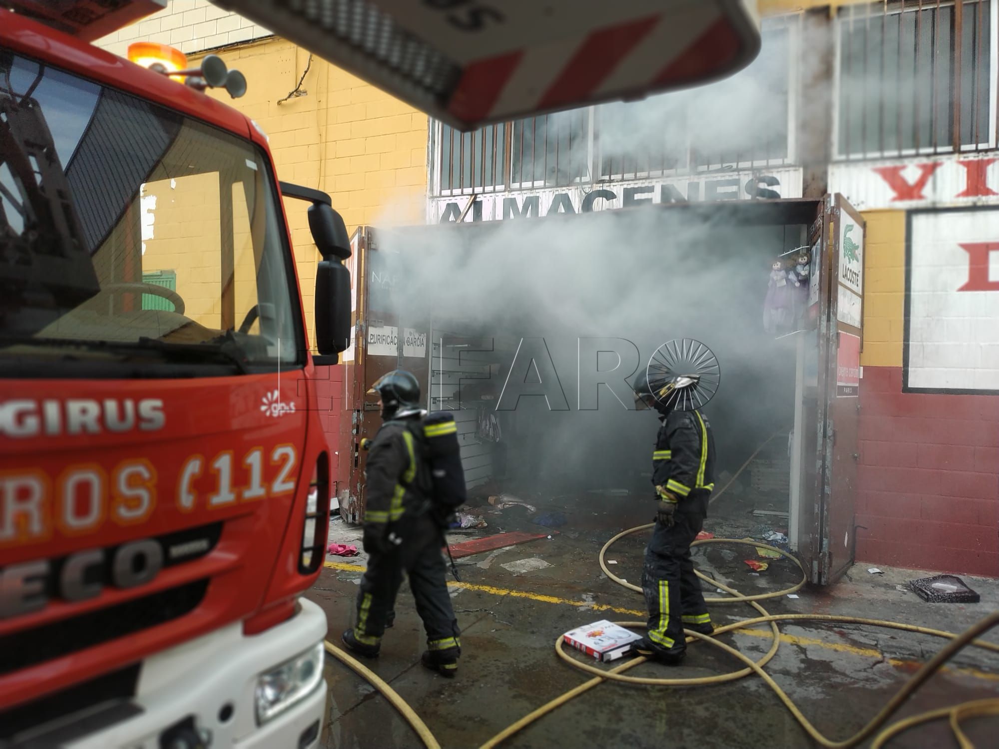 Bomberos extinguió un complicado incendio en las naves del Tarajal