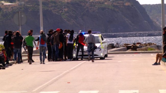 Un policía portuario, solo en el control, amenazado con arma blanca