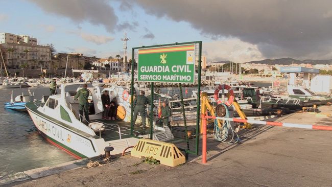Dos inmigrantes rescatados en un kayak y cinco logran cruzar a nado el espigón
