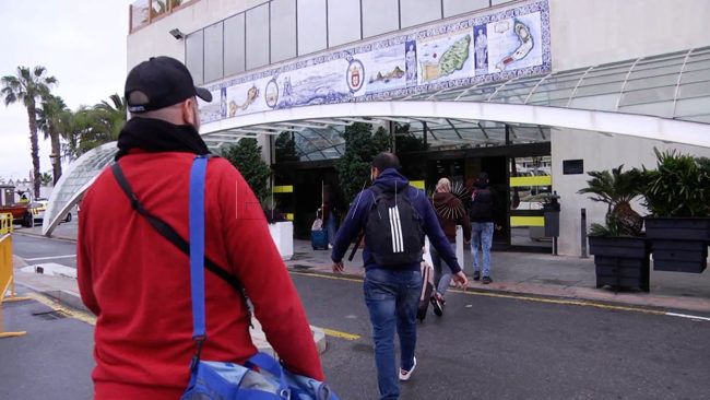 El Faro - Empleados esenciales demandan libre movilidad para cuidar a sus familias en la Península
