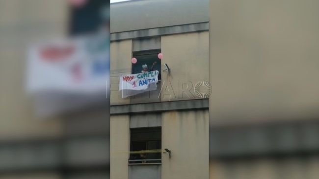 El primer cumpleaños de Abril en casa con felicitación de todos los vecinos